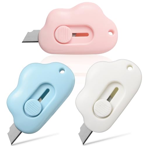 【Dimensioni convenienti】: la dimensione del mini taglierino per cartone è di circa 2,24 * 1,5 * 0,55 pollici. È leggero, bello, facile da trasportare e non occupa spazio. Può essere messo in tasca e nell'astuccio, permettendoti di usarlo sempre e ovunque.