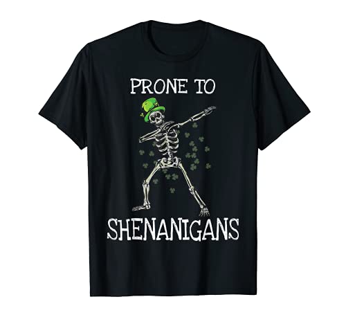 Prone To Shenanigans Divertido Día de San Patricio Niños Niños Adolescentes Camiseta