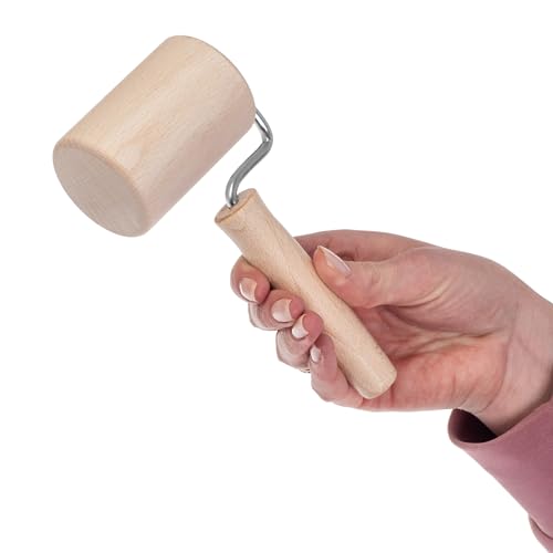 Foto von KADAX zylindrischer Nudelholz mit Griff, Pizzarolle, Eckenroller, T-Form, Teigroller, Nudelroller für eckige Backformen, Rollstab, Backblechroller (W: 8,3 cm, Holz)