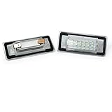 L'éclairage de plaque d'immatriculation est doté d'un couvercle transparent ou semi-transparent pour permettre à la lumière de briller uniformément. La forme peut varier selon le modèle de véhicule, mais elle est généralement petite et discrète pour éviter d'affecter l'esthétique générale de l'arrière du véhicule.