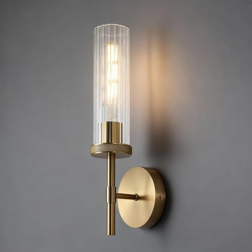 Apliques de pared dorados con pantallas de vidrio para iluminar el espejo del baño