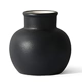 Forma pulita e moderna Questo vaso da 14 cm reinventa il fascino della fattoria con una silhouette pulita e moderna. Realizzato in ceramica ad alta cottura, la sua finitura nera liscia e la sobria trama a coste offrono un'estetica minimalista ma calda, fungendo da ancoraggio versatile sia per spazi contemporanei che rustici.