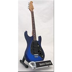 STEVE MORSE Guitare Miniature avec médiator Music Man - Les Beatles, Paul McCartney, John Lennon, RIngo Starr, George Harrison