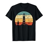 Conception de soleil rétro phare avec voilier, vagues et mouettes. Excellent accroche-regard pour ceux qui aiment les phares et la mer.