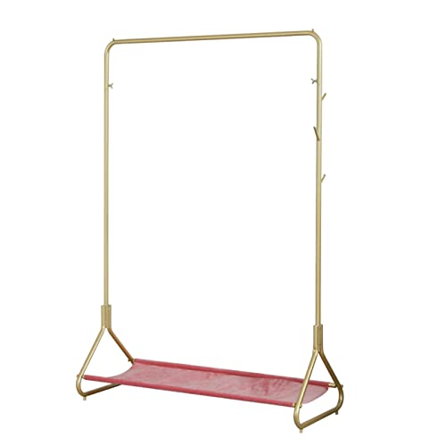 Tringle à vêtements dorée pour organiser votre chambre avec style