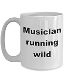 Geeyear Musicien exécutant Une Tasse de café Sauvage Sarcastique