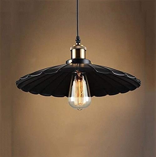 Lustre suspension industrielle pour éclairer une table de restaurant ou café