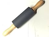 Rodillo medio-grande indicado para uso tanto académico como aficionado. La rUllo es de goma semidura ideal para extender la tinta de forma uniforme. Medidas: