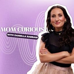 Mom Curious Podcast Por Hoff Studios arte de portada