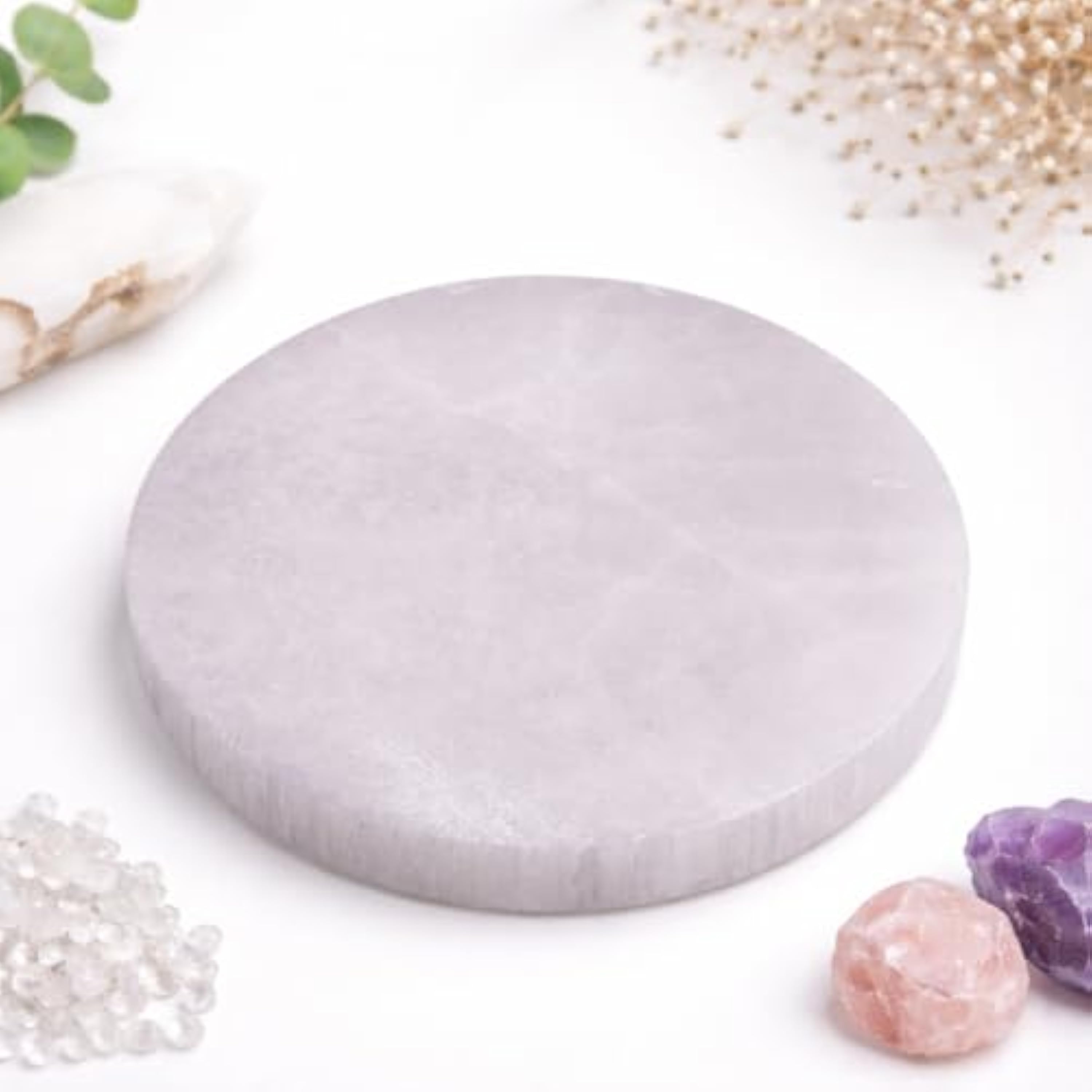 Genérico Plato Redondo de Selenita Natural – 8 cm – Piedra Decorativa y Energética