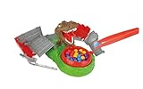 Incluye pinzas, bolas de colores y base temática: El juego viene con una base decorada como un nido prehistórico, un dinosaurio con mandíbula móvil, 24 bolas multicolor y unas pinzas para atrapar sin ser cazado.