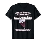 Klassisch geschnitten, doppelt genähter Saum.