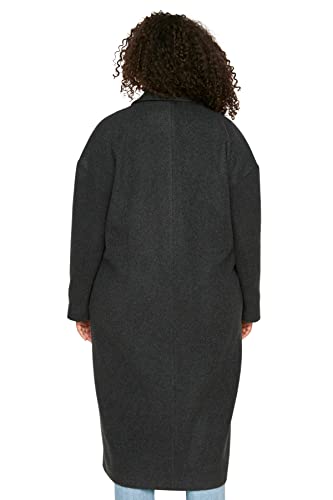Manteau grande taille fluide qui sublime la silhouette droite sans serrer