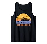 Eres un pescador con una gran pasión por la pesca, especialmente curricán con tus amigos en tu barco en el mar. Divertida camiseta de pesca con un gráfico de un barco de pesca con algunos amigos con carretes de bastón de arrastre en el océano para atrapar algunos peces grandes.