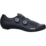 Maglia: tomaia in maglia Configurazione del sistema Li2 Dual Zone BOA Fit Suola in carbonio R2: full carbon unidirezionale, indice di rigidità 10 Peso: 225 g (taglia 42 - 1/2 paio) Taglie: 36-48 (da 37 a 47 anche nelle mezze taglie) Vento: serie racing ad alte prestazioni progettata in collaborazione con ciclisti professionisti Destinazione d'uso: corsa su strada
