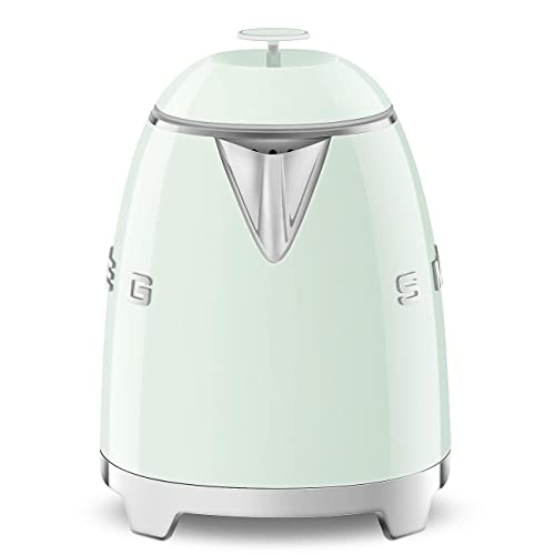 Smeg, Petite Bouilloire Électrique KLF05PGEU 0,8 L, Filtre Inox, Arrêt Automatique de Sécurité, Indicateur Niveau d'Eau, Base Antidérapante et Range Cordon Intégré, Puissance 1400W, Vert Pastel