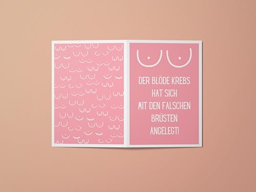 WBdesignz Motivationskarte „Der blöde Krebs hat sich mit den falschen Brüsten angelegt!“ mit Umschlag – humorvolle Mutmachkarte für Frauen, Krebskämpfer (DIN A6, Brustkrebs)