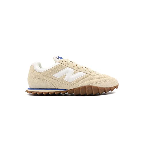 Tomaia in suede e mesh dallo stile minimalista e il massimo comfort.