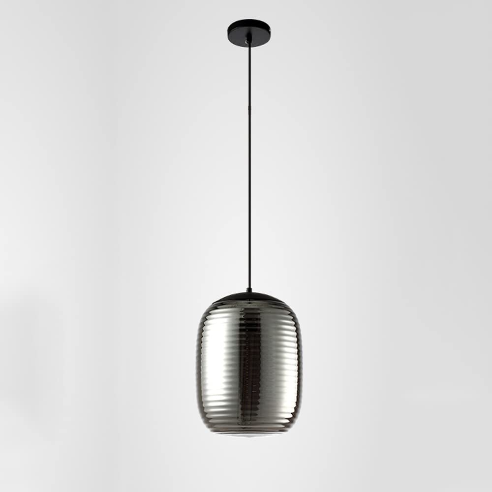 Luces de techo vintage sobre la mesa del comedor y barra de cocina