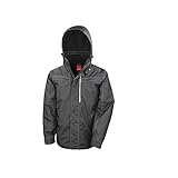 Dos plus long et tendance. 4 poches extérieures et 2 poches intérieures zippées. Matelassé avec doublure en polaire. Rabat tempête à boutons-pression. Anneau en D dans la poche LBP. Brassard détachable. Capuche amovible. Coutures thermosoudées. Détails réfléchissants. Ourlet réglable. Col montant. HangTag.