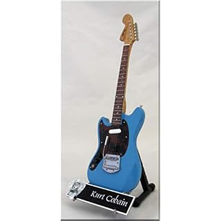 KURT COBAIN Guitare Miniature avec médiator NIRVANA - Les Beatles, Paul McCartney, John Lennon, RIngo Starr, George Harrison KURT COBAIN Guitare Miniature avec médiator NIRVANA – Image 2