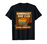 La maglietta Hammonasset Surf Club mostra una tavola retrò sotto le strisce del tramonto e l'onda ondulata, in onore delle vacanze al mare Madison CT. Ideale per uomini, donne, surfisti, bagnini, canoisti, campeggiatori, vacanzieri, concorsi di castelli di sabbia, festival costieri, feste di falò