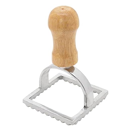 Mimo Style Cortador Para Ravioli Quadrado Com Cabo de Madeira e Corte em Liga de Zinco, Vem Com Bordas Caneladas Para Fornecer Um Corte Preciso, Mede 7cm e Pesa 65 Gramas