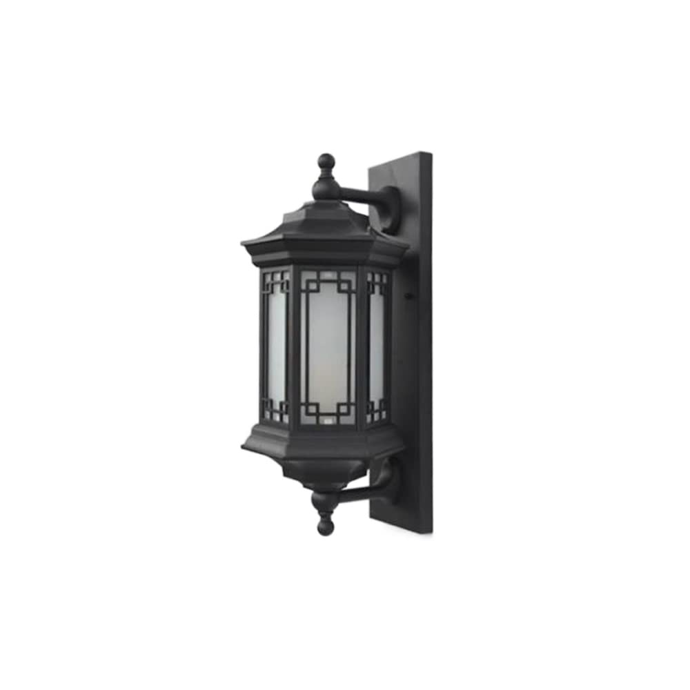 Lanterne murale étanche pour illuminer vos soirées sur le balcon et sublimer le salon