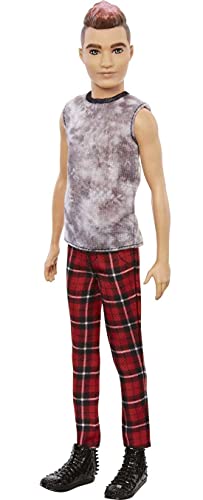 Barbie GVY29 - Ken Fashionistas Puppe mit Pinkem Haar, ärmellosem Batikoberteil, roter Karohose und schwarzen Stiefeln… – Bild 7