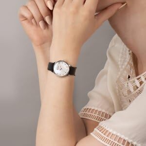 Accurist Dress Ladies 28 mm Quarzuhr aus weißem Perlmutt mit analoger Anzeige und schwarzem Lederarmband 77002-3