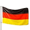PHENO FLAGS Premium Deutschland Flagge 100% recycelt 90×150 cm – Extrem Wetterfeste Fahne mit Metall-Ösen und spezieller Versiegelungstechnik – Doppelt gesäumt mit brillanten und lebendigen Farben