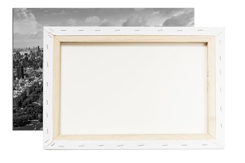 Ein Blick über den Central Park,eingebettet in die mächtige Skyline von New York,bei strahlendem Himmel.Format: 100x70 cm Effekt:Schwarz&Weiß als Leinwandbild,Motiv auf Echtholzrahmen,Digitaldruck