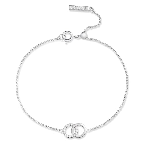 Bracelet Olivia Burton avec charms en cristaux pour sublimer un poignet fin