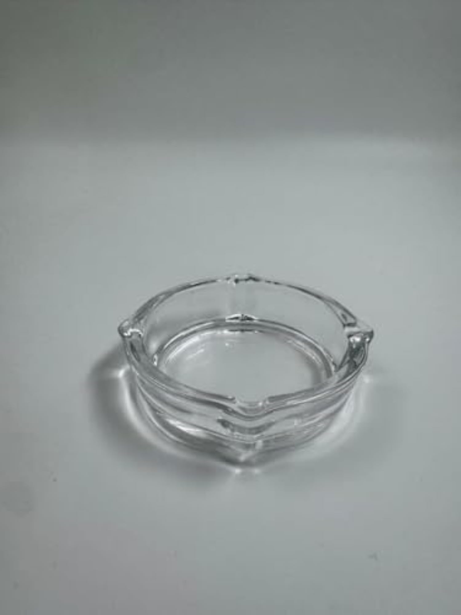 Round Crystal Glass Ashtray for Cigarettes & Cigars