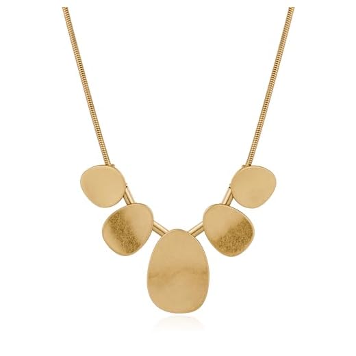 25 Chic Winter Work Outfits for Women – Stylish Office Looks for Cold Weather Pendant Necklace