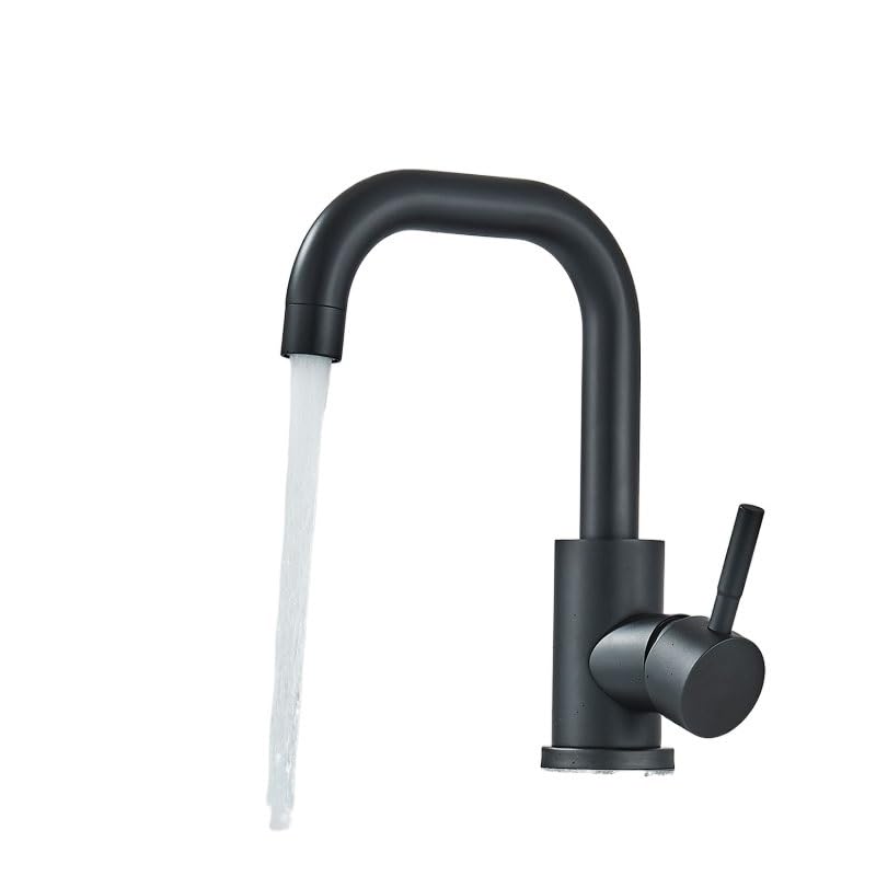 Mélangeur chaud et froid pour lavabo noir lors de la routine du matin