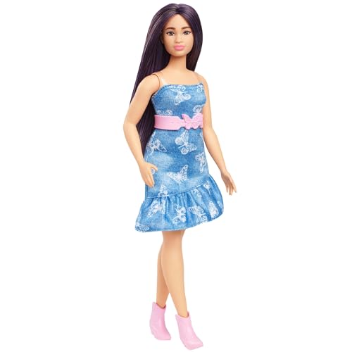 Barbie Fashionistas-Puppe Nr. 231 mit violettem Haar, trägerlosem Denim-Kleid mit Schmetterlingsdruck mit rosa Gürtel und Stiefeln, HYT89