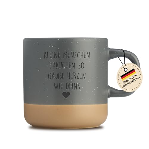 LIEBTASTISCH Kleine Menschen brauchen so große Herzen wie deins - Erzieherin Geschenk - Hebamme, Lehrerin, Tagesmutter - Geschenkidee - Abschiedsgeschenk - Grau