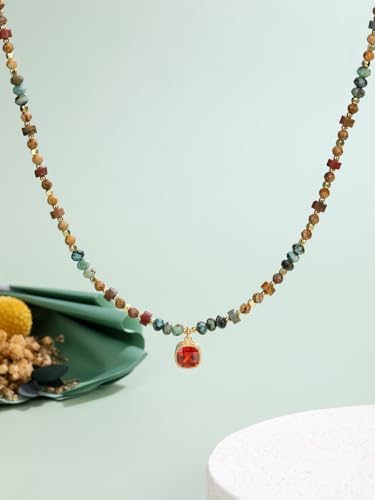 Collier perles en pierre semi-précieuse et pendentif zircon rouge