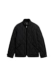 Logo brodé sur la poitrine Une option de superposition de qualité supérieure pour la saison à venir. La veste matelassée Estate Liner est une veste à la fois luxueuse et pratique avec revêtement DWR et rembourrage léger. Pour un look élégant, nous avons doublé les empiècements et avons doté la veste d'un logo brodé minimaliste sur la poitrine – parfait pour les combinaisons de style quotidien.