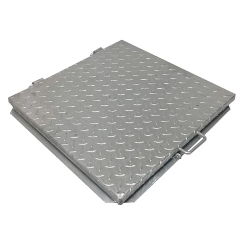 Coperchio cisterna. Dimensione coperchio: 50 x 50 cm. Dimensione telaio appoggio esterno: 53 x 53 cm. Dimensione telaio interna: 47 x 47 cm. Altezza telaio: 35 mm. Peso: 9,4. Materiale: acciaio S235JR zincato a caldo.