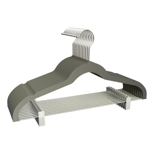 COM-FORT HOUSE | Percha Terciopelo con Pinzas | Color Gris | Antideslizantes y Resistentes | Perchas para Ropa | Ideal para Chaquetas, Pantalones o Blusas | 12 Unidades