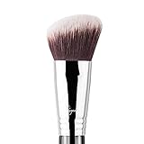 Empfohlene Anwendung: Der abgerundete und abgewinkelte Kopf des Angled Kabuki wurde von Sigma Beauty speziell für die Verarbeitung und die Konturierung cremiger Texturen entwickelt.