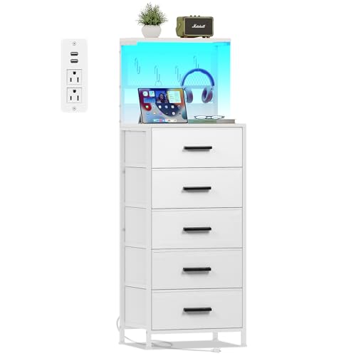 EKNKOZY Mesita de noche de 5 cajones con luces LED, estación de carga, estante de malla metálica con ganchos, mesa auxiliar vertical con cajones de tela, mesa auxiliar, cómoda alta para dormitorio,
