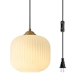 Design avec abat-jour en verre côtelé : Ce luminaire suspendu en laiton antique, conçu pour éclairer un îlot de cuisine, est fabriqué en métal avec une finition laiton brossé. Son abat-jour en verre blanc opalin côtelé lui confère une touche rétro vintage intemporelle et une esthétique moderne et épurée, apportant une ambiance dynamique à n'importe quelle pièce.