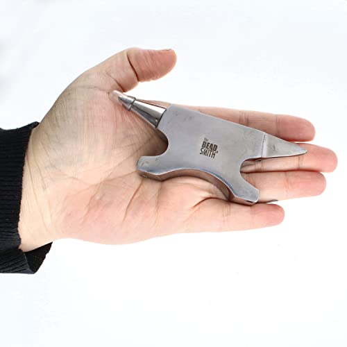 Enclume miniature Beadsmith double corne sur l'établi du bijoutier