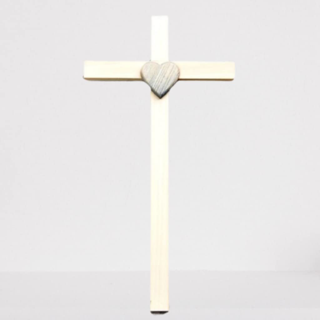 Cruz de pared de madera con corazón azul y suministros para la iglesia