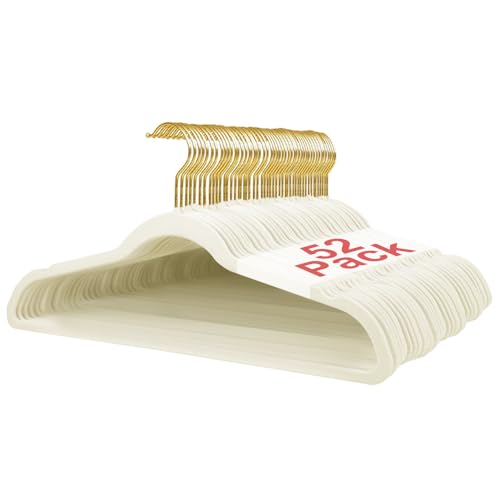 Wellong Kleiderbügel Samt, 45 cm rutschfeste Filz Bügel, Stabile Anzugbügel mit Schulterkerben, Platzsparende Kleiderbügel für Mäntel, Hosen, Silbe, 52 Stück – Crème mit Goldene Haken