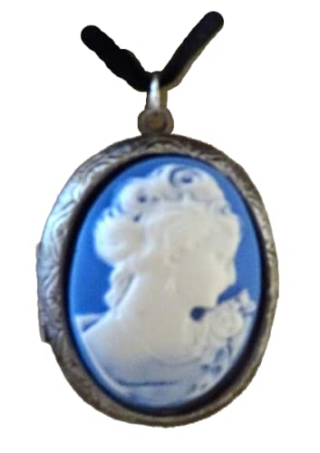 Médaillon camée vintage Pompadour bleu, parfait pour sublimer votre garde-robe rétro