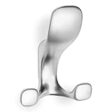 Le patère LALCE III est un triple crochet moderne et stable en métal. Cet élégant porte-manteau peut être monté directement sur le mur ou sur une armoire en bois. L'option de montage dissimulée assure une belle apparence.